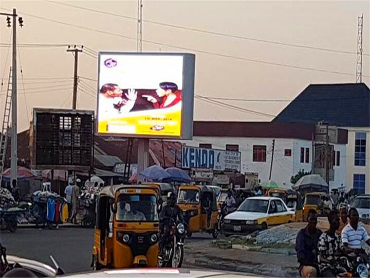 Panou publicitar digital cu LED P10mm în aer liber în Nigeria pentru reclame în aer liber